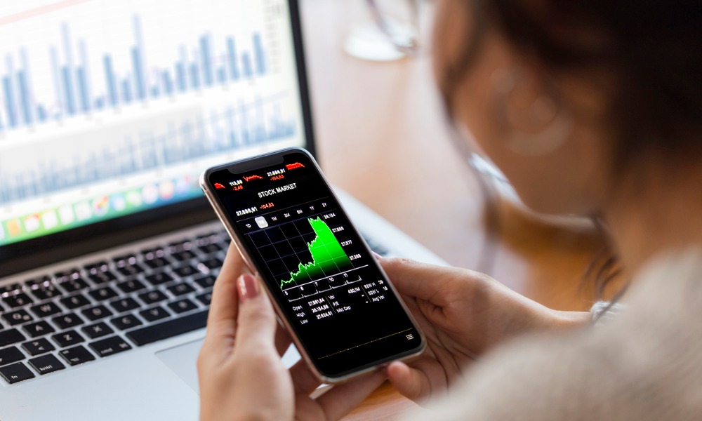 Persona usando una app de microinversiones para invertir con pocos euros.