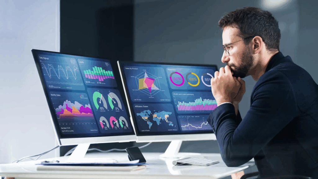 Analista observando indicadores macroeconómicos en múltiples pantallas para tomar decisiones de inversión