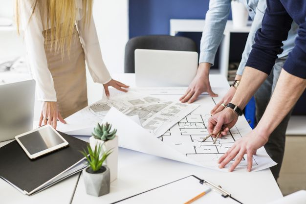 Planos de un proyecto revisados por inversores como parte de un crowdfunding inmobiliario.