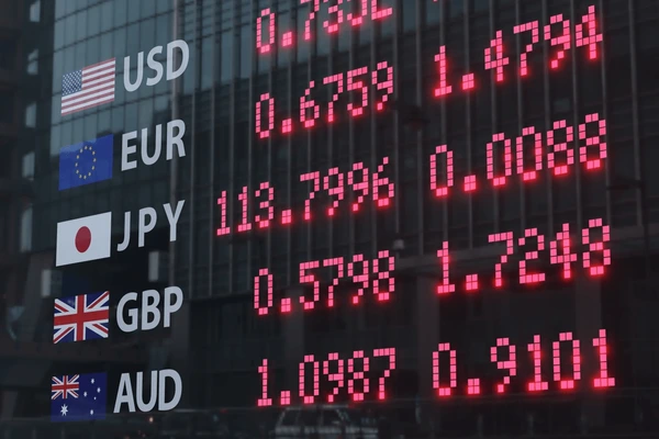 Pantalla con cotizaciones de divisas internacionales para ilustrar la importancia del tipo de cambio en una estrategia de diversificación global.