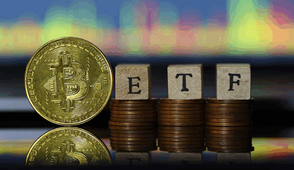 Moneda de Bitcoin junto a bloques con las siglas ETF, representando el funcionamiento del ETF de Bitcoin al contado.