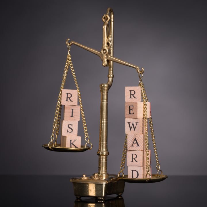 Balanza que compara riesgo y beneficio, representando la diferencia de riesgos entre el ETF de Bitcoin al contado y comprar cripto en exchanges.