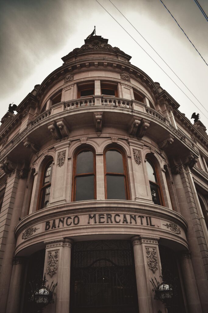 Edificio de un banco tradicional que representa la diferencia entre banca digital vs banca tradicional