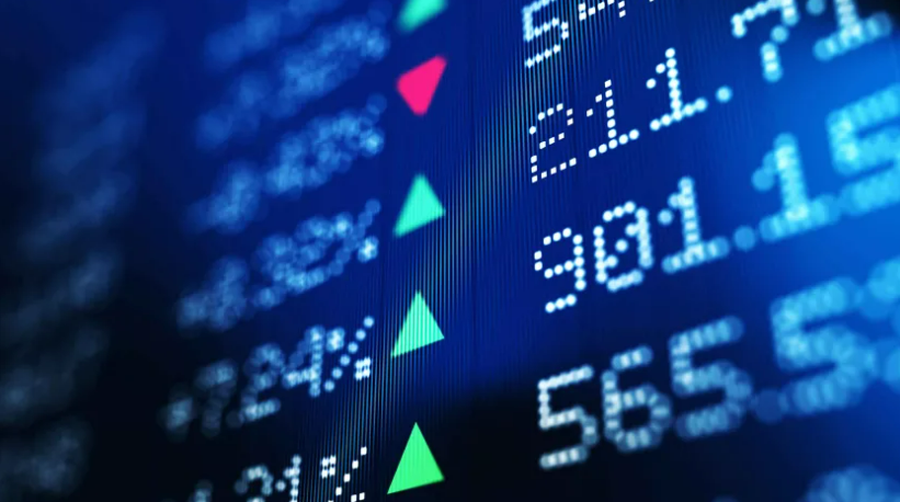 Gráficos bursátiles con flechas ascendentes que representan el crecimiento de la inversión en ciberseguridad